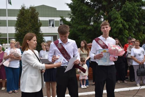 Для выпускников первой школы Алексеевского прозвенел последний звонок