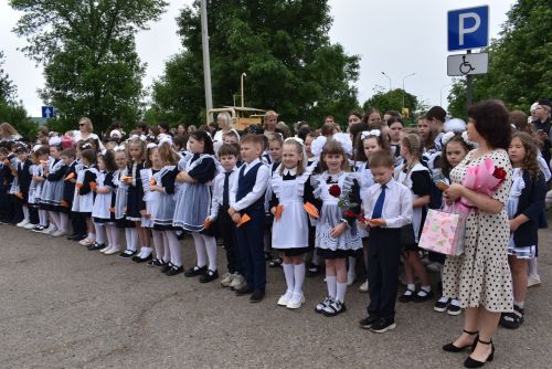 Для выпускников первой школы Алексеевского прозвенел последний звонок