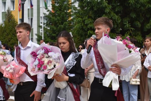 Для выпускников первой школы Алексеевского прозвенел последний звонок