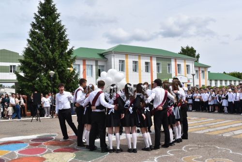 Для выпускников первой школы Алексеевского прозвенел последний звонок
