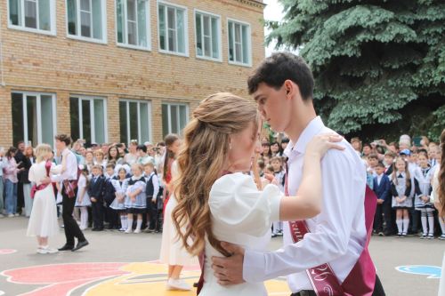 Школьный вальс и звон колокольчика: в школе №3 прошел последний звонок