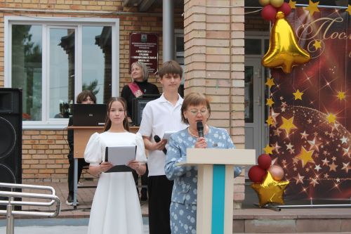 Школьный вальс и звон колокольчика: в школе №3 прошел последний звонок