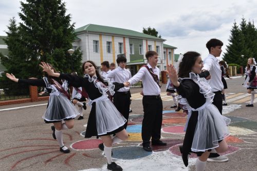 Для выпускников первой школы Алексеевского прозвенел последний звонок