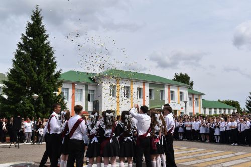 Для выпускников первой школы Алексеевского прозвенел последний звонок