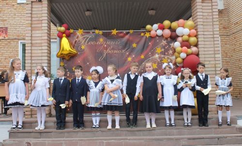 Школьный вальс и звон колокольчика: в школе №3 прошел последний звонок