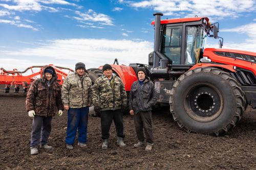 «Алга» хуҗалыгы көнбагыш чәчүне 9 майга кадәр тәмамларга ниятли
