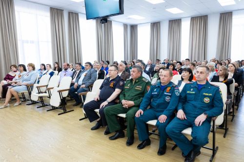 Айдар Метшин вручил награды бойцам СВО в Алексеевском районе