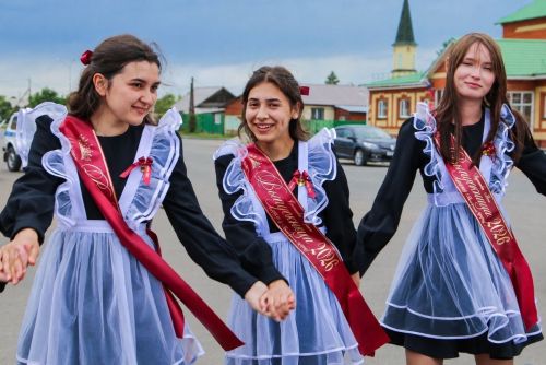 Выпускники Билярска подарили селу день воспоминаний и народных традиций