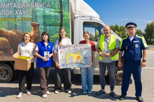 Госавтоинспекторы Алексеевского вручили памятки и плакаты водителям
