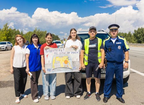 Госавтоинспекторы Алексеевского вручили памятки и плакаты водителям