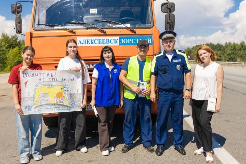 Госавтоинспекторы Алексеевского вручили памятки и плакаты водителям