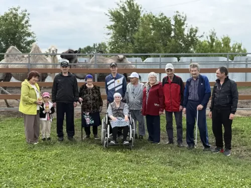 Постояльцы Алексеевского дома-интерната посетили страусиную ферму в Билярске