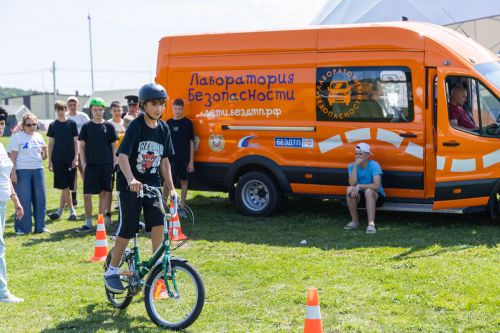 Участников форума «Сәләт» познакомили с основами дорожной безопасности.