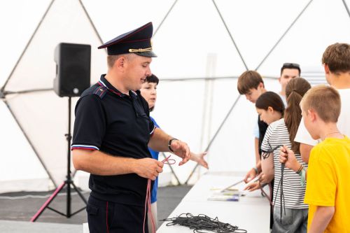 Участников форума «Сәләт» познакомили с основами дорожной безопасности.
