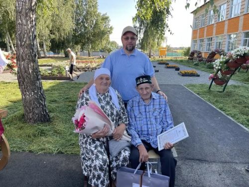 Глава района поздравил золотых юбиляров в Мокрых Курналях