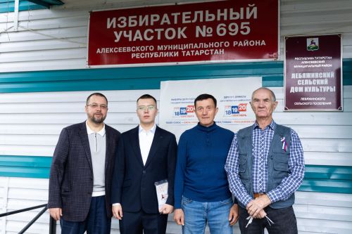 Глава Алексеевского района проголосовал вместе с сыном