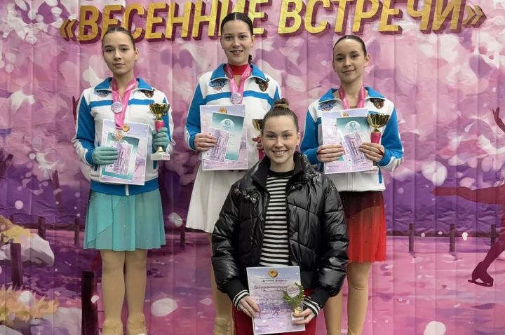 Триумф Алексеевского: юные фигуристки блестяще выступили на турнире «Весенние встречи»