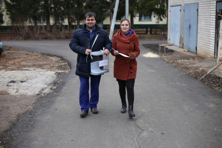 В Алексеевском голосование проходит и на дому