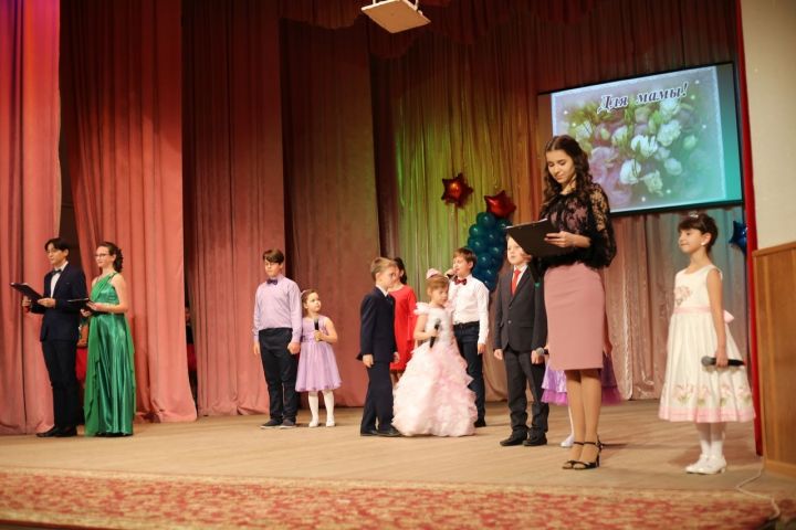 Фоторепортаж: В Алексеевском РДК состоялся праздничный концерт ко Дню матери