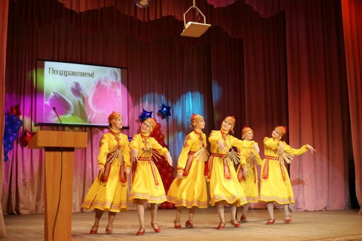 Фоторепортаж: В Алексеевском РДК состоялся праздничный концерт ко Дню матери