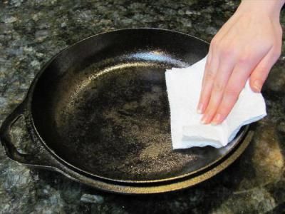 Как очистить сковороду в домашних условиях и вернуть ей первозданный вид?