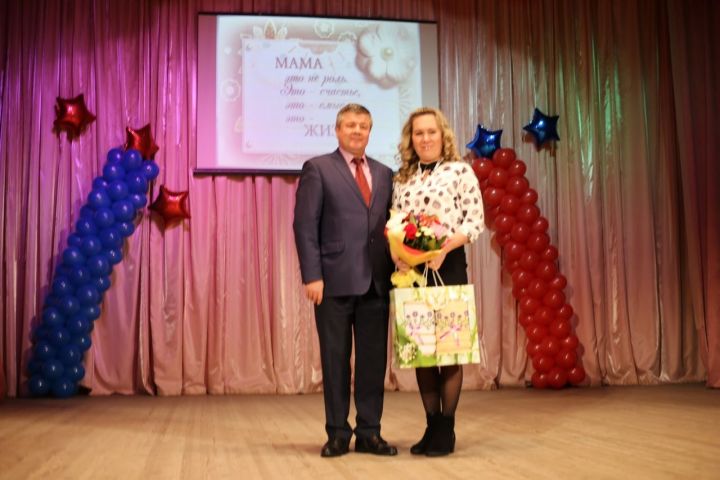 В Алексеевском РДК состоялись награждения матерей
