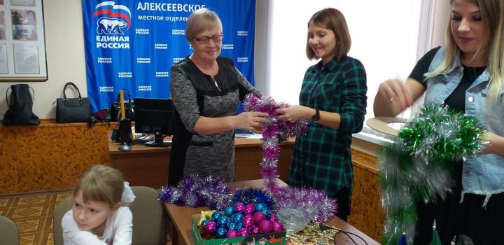 В местной общественной приёмной партии "Единая Россия" прошёл предпраздничный обучающий мастер-класс для детей.