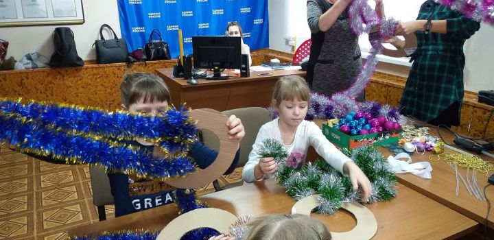 В местной общественной приёмной партии "Единая Россия" прошёл предпраздничный обучающий мастер-класс для детей.
