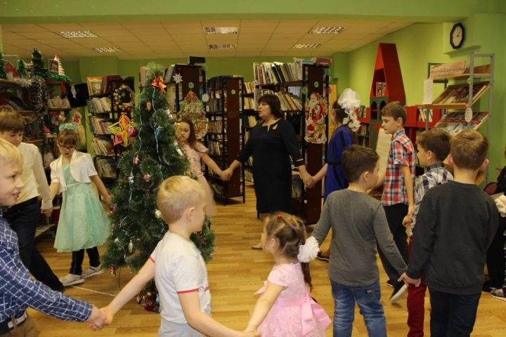 В Центральной детской библиотеке прошёл конкурс поделок "Подарок для Ёлочки"