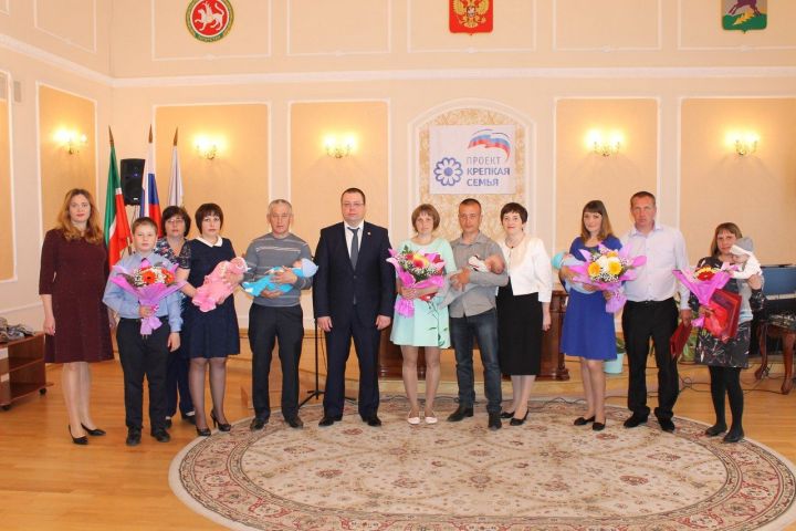 В Алексеевском Отделе ЗАГС прошло торжественное вручение паспортов и материнских сертификатов