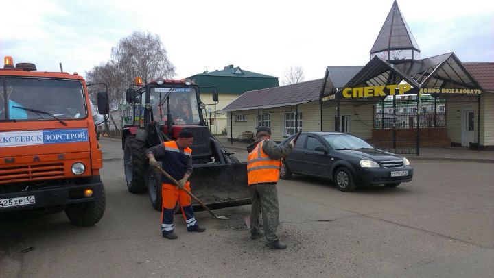 В Алексеевском приступили к ямочному ремонту дорог&nbsp;