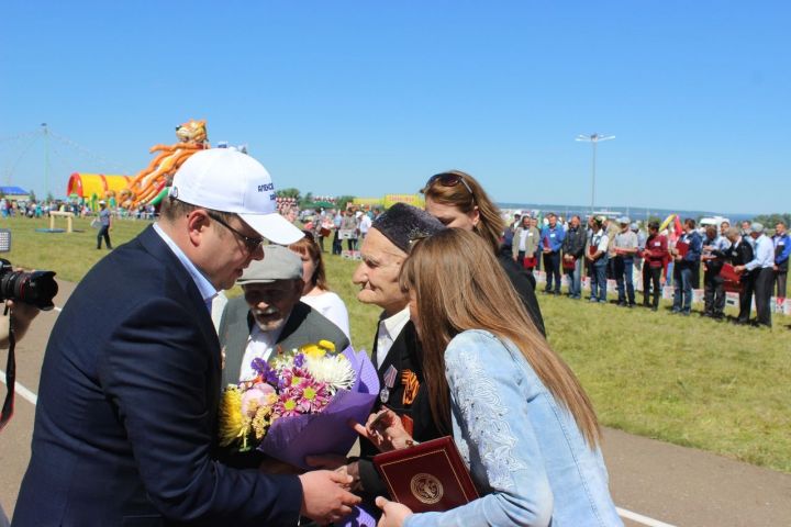 Руководитель Алексеевского района Сергей Демидов на празднике Сабантуй наградил батыров сева