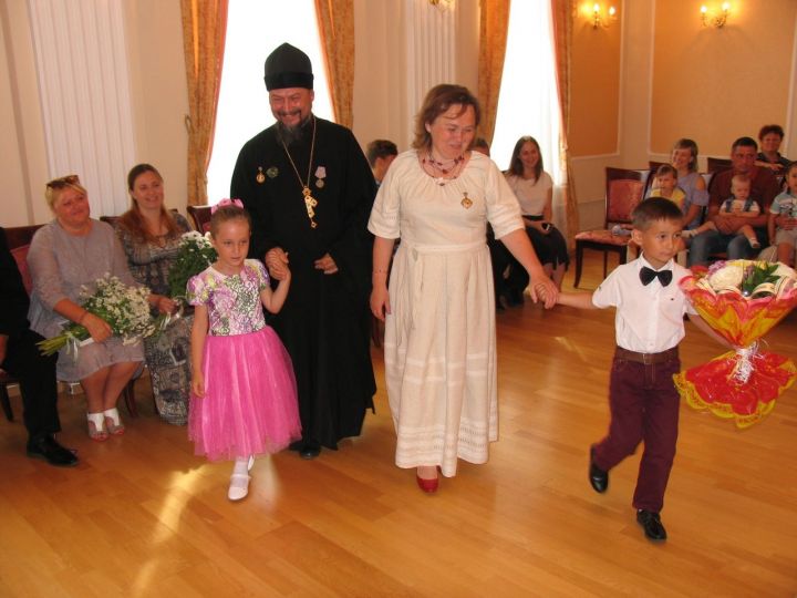 В рамках Дня семьи, любви и верности в Алекссевском ЗАГСе чествовали многодетную семью Чурашовых