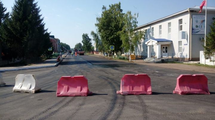 В поселке приступили к укладке асфальта на улице Советской