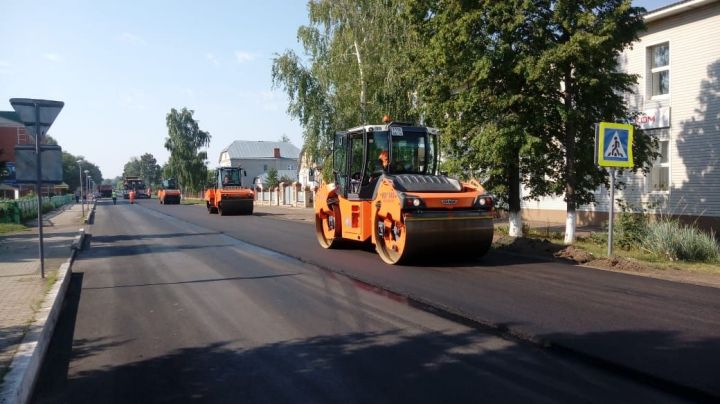 В поселке приступили к укладке асфальта на улице Советской