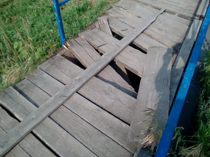 В Алексеевском районе неизвестные сломали мостик