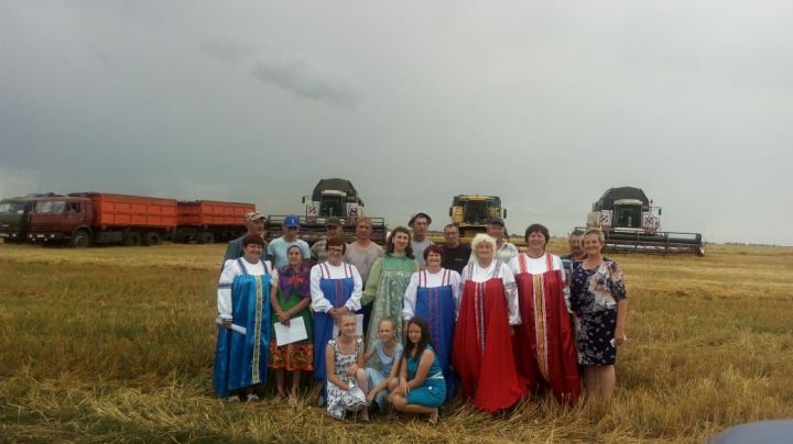 Артисты Войкинского, Базяковского и Левашевского сельских домов культуры выступили перед хлеборобами