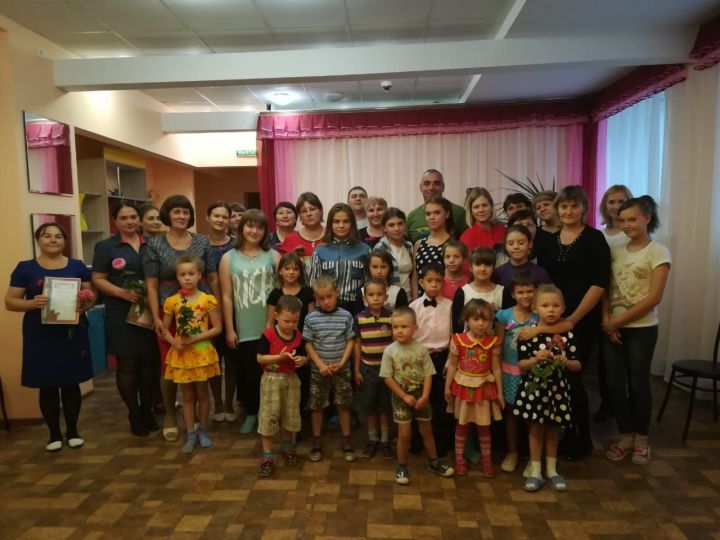 В День воспитателя в "Забота" Алексеевского района дети организовали маленький концерт