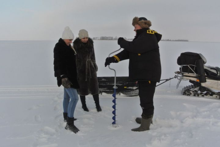 В Алексеевском провели мероприятие по предотвращению зимнего замора рыбы