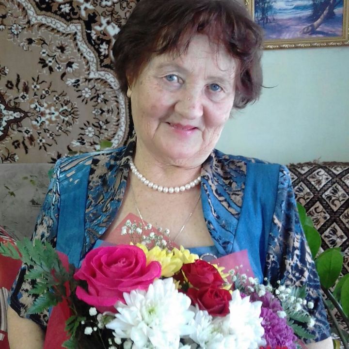 В Алексеевском районе ученики поздравили с 80-летием своего педагога