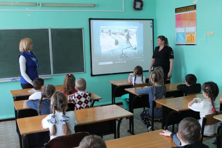 В Алексеевском районе прошло мероприятие на тему "Безопасность детей на дорогах в зимний период".