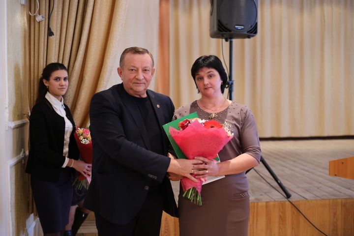 В Алексеевском районе на собрание трудового коллектива РайПО наградили почетными грамотами лучших работников