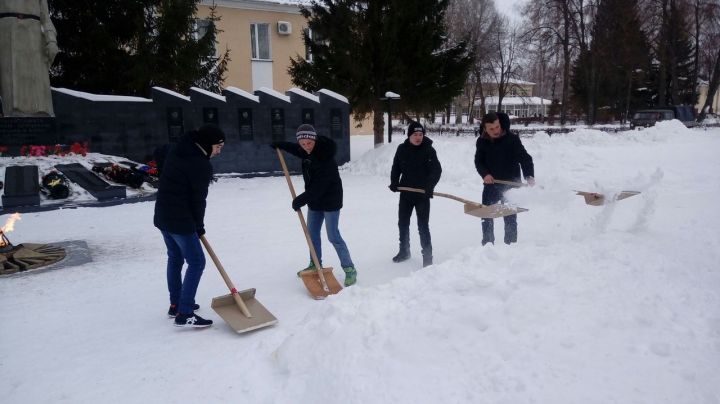 Студенты Алексеевского Аграрного колледжа очищают парк Победы от снега