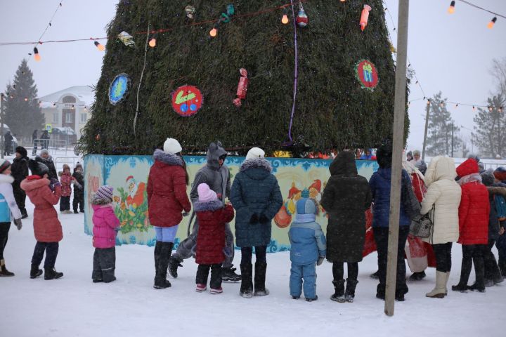 Сегодня, 4 января, у главной ёлки прошли «Хороводы вокруг елки»