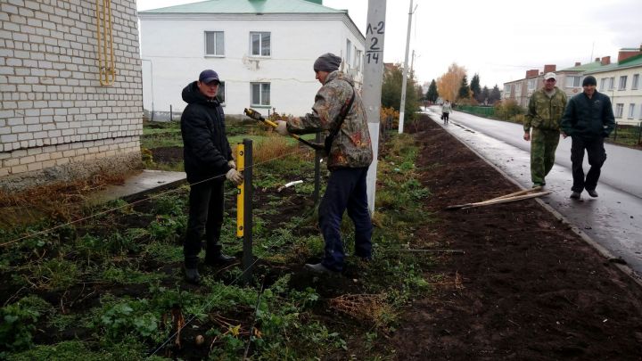 В Алексеевском у многоквартирных домов будут построены заборы