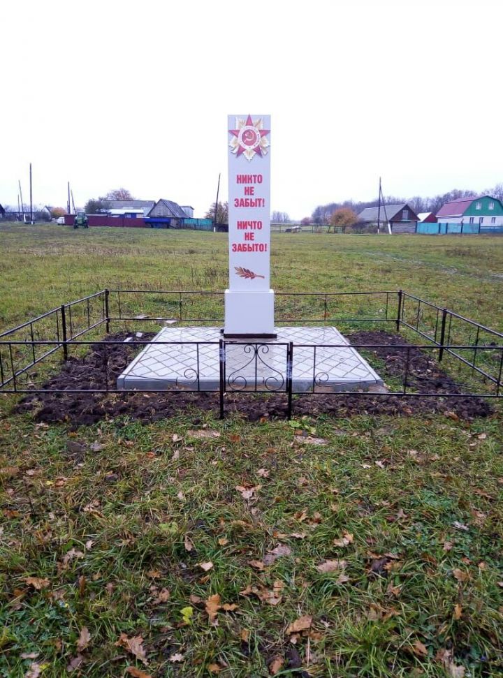 На средства самообложения граждан в Ромодане построен памятник и установлена детская карусель в Первой Фермы