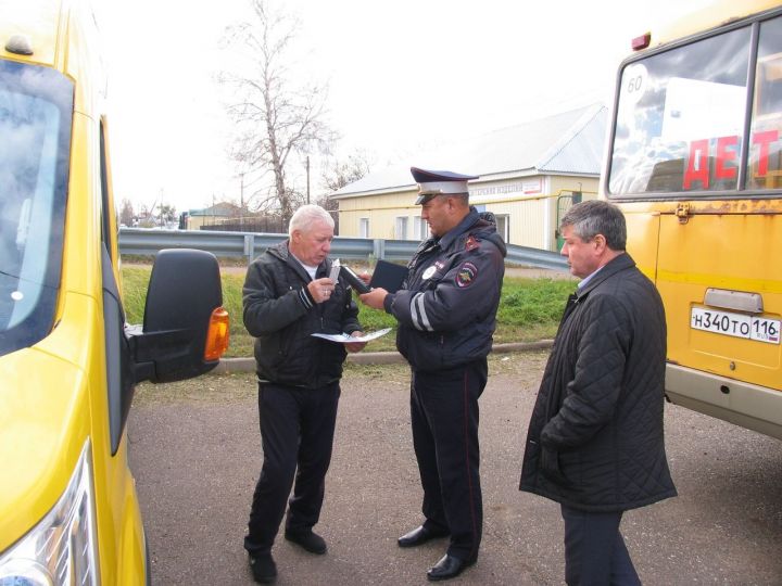 В Алексеевском районе проверили исправность школьных автобусов