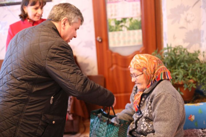 В День памяти жертв политических репрессий в Алексеевском районе навестили пожилых людей