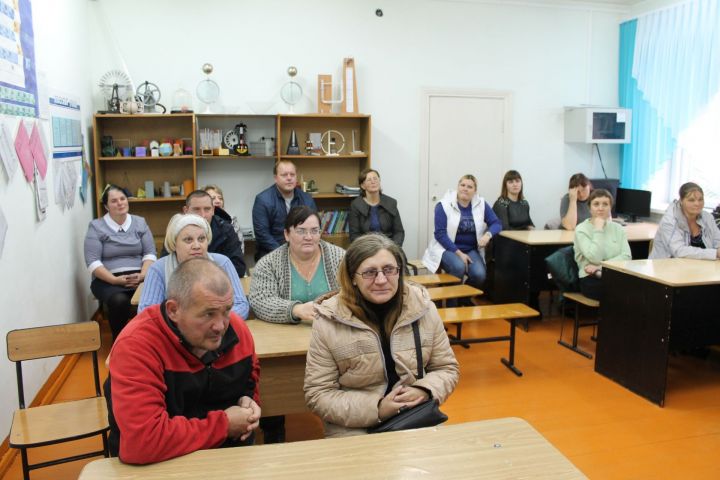 Сотрудники ГИБДД встретились с педагогами и родителями учащихся Сахаровской школы