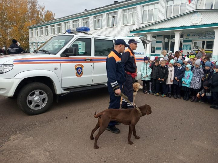Во 2 школе поселка пожарные и спасатели МЧС научили детей поведению во время экстренных ситуаций